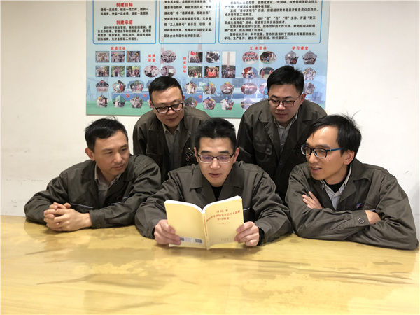 溫州發(fā)電公司環(huán)保運(yùn)行班組在班前會(huì)上由班組政治宣傳員為班員們講解《學(xué)習(xí)綱要》。 朱小剛 攝.jpg