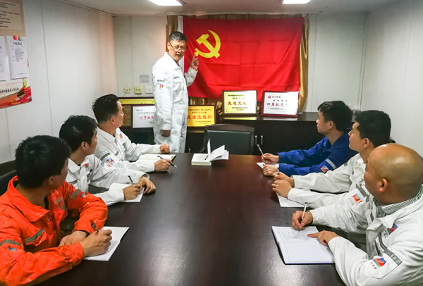 4月20日，浙能集團所屬寧波海運“明州76”輪黨小組組織開展面向船舶黨團員和群眾的黨史主題政治宣講。 屠添榮 攝x.jpg