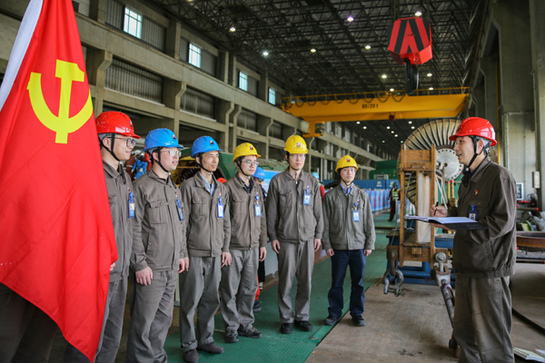 4月20日，浙能集團所屬長興發(fā)電公司政治宣傳員楊曉權(quán)在A修現(xiàn)場開展政治宣講。方磊 攝x.jpg