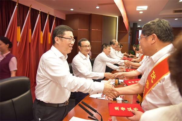 集團黨委向受表彰的集團“兩優(yōu)一先”代表表示祝賀。 祝益軍 攝.jpg