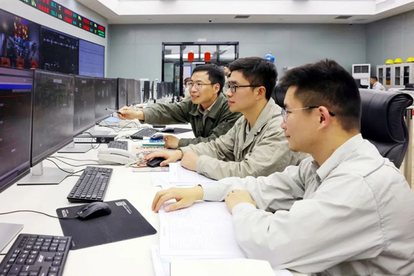 5x-浙能樂(lè)清發(fā)電公司技術(shù)人員緊盯5號(hào)機(jī)組操作界面，高效執(zhí)行指令，為機(jī)組安全運(yùn)行保駕護(hù)航。陳清瑜 攝.jpg